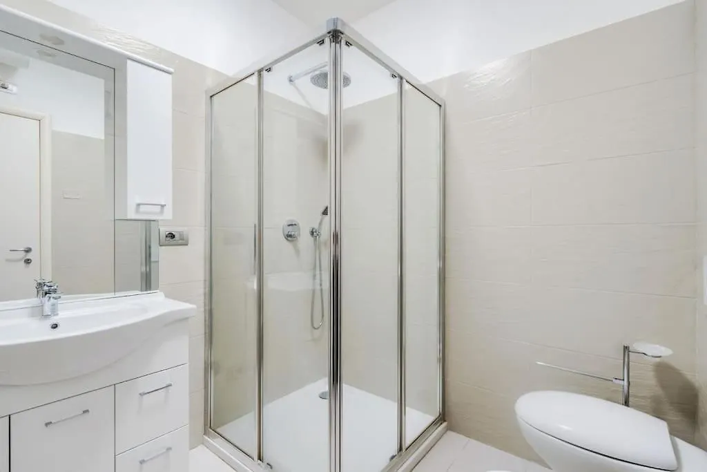 Duomo 15 Min Walk - Luxury Flat, Netflix And Wi-Fi Apartment Milan